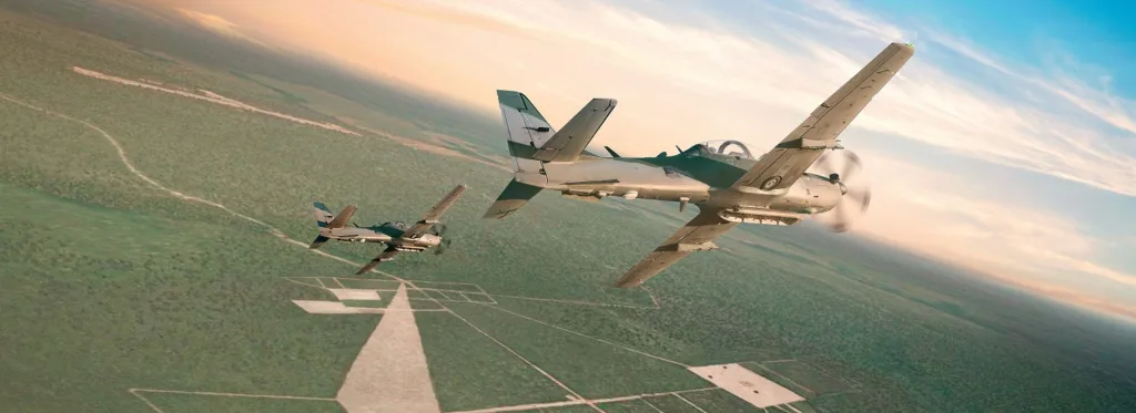 Embraer (EMBR3) avança após anúncio de nova venda de Super Tucano para os EUA, conforme análise positiva do BTG Pactual.