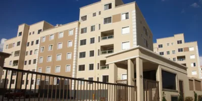 Por que as ações da MRV (MRVE3) estão caindo mais de 10% hoje?