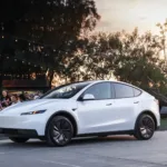 Tesla pisa no freio do luxo e acelera nos elétricos baratos