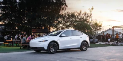 Tesla pisa no freio do luxo e acelera nos elétricos baratos