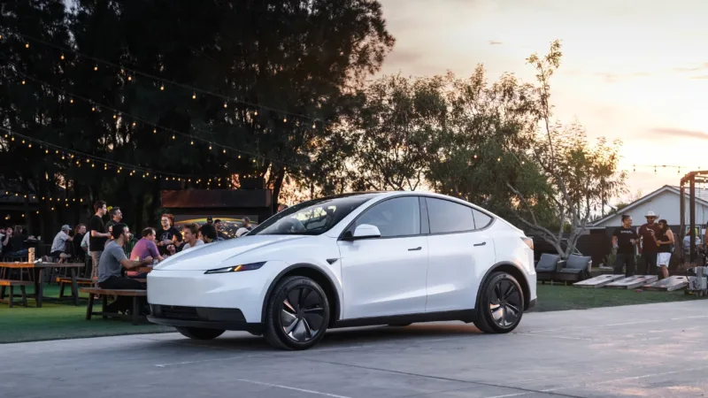 Tesla pisa no freio do luxo e acelera nos elétricos baratos