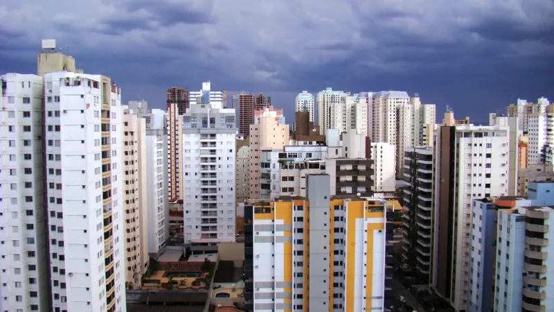 Cyrela (CYRE3) dobra lançamentos, ação sobe 109% em 2025: ainda vale entrar depois do 3T25?