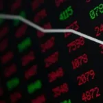 Ibovespa recua antes do feriado e perde fôlego após série histórica de recordes