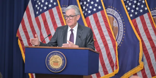 Fed corta juros dos EUA em 0,25 pp, para intervalo de 3,5% a 3,75%