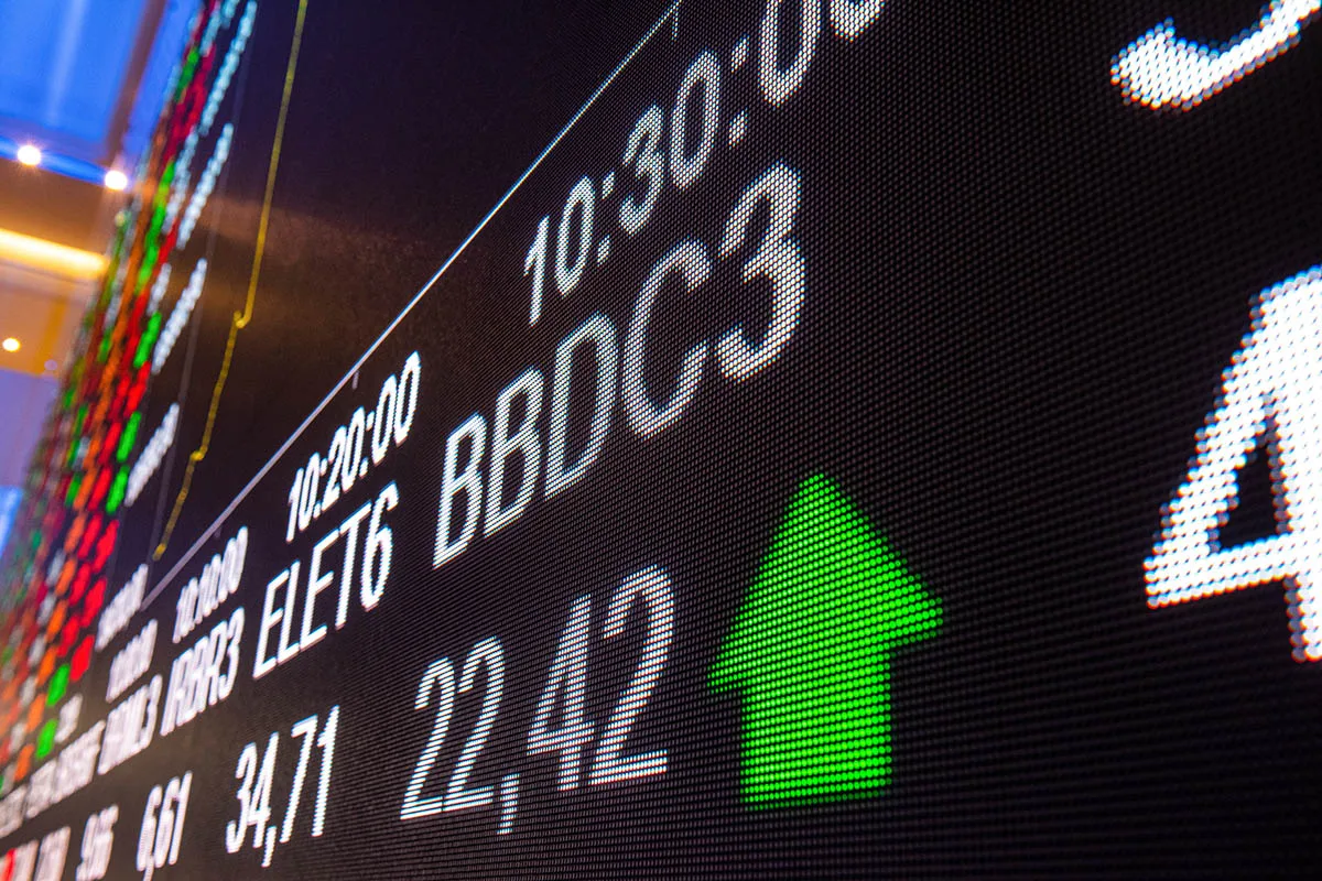Ibovespa renova recorde e encosta nos 185 mil à espera do Copom