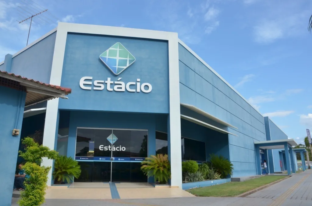 Yduqs (YDUQ3): absolvida pela CVM