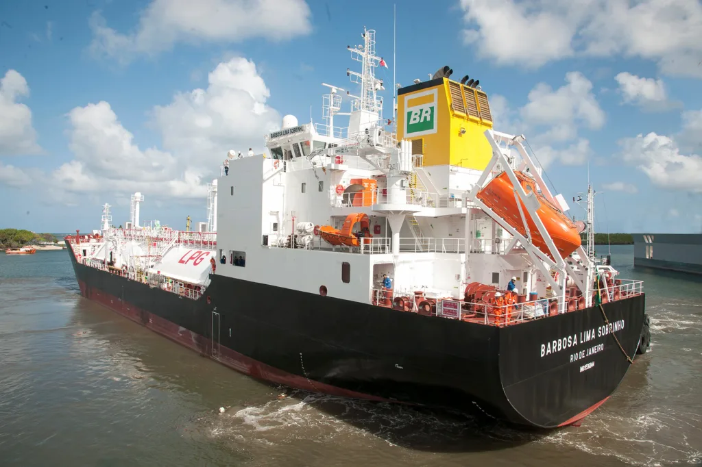 avio Barbosa Lima Sobrinho, operado pela Transpetro, integra a frota destinada ao transporte de gás liquefeito de petróleo (GLP) na navegação de cabotagem. Divulgação/Agência Petrobras