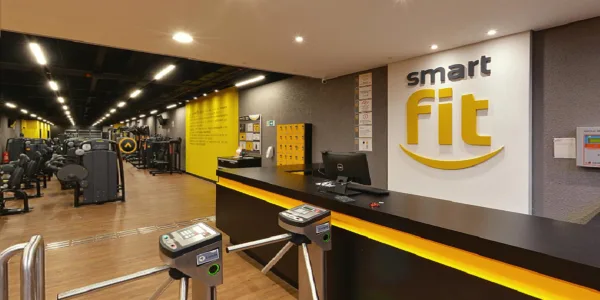 Smart Fit (SMFT3) acelera expansão, bate recorde de academias em 2025 e vira consenso entre analistas