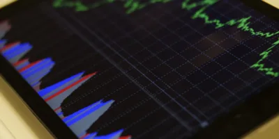 Ibovespa dispara mais de 2% e renova novo recorde intradiário