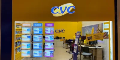 CVC (CVCB3) reduz prejuízo no 4T25 e BBA reforça compra; veja preço-alvo