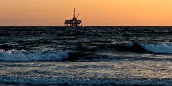 Petróleo cai abaixo de US$ 75 e atinge mínima dos últimos meses; PETR4 recua