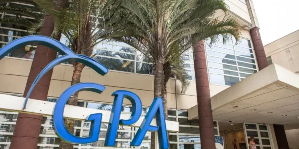 GPA (PCAR3) cai após prejuízo bilionário e alerta sobre operações