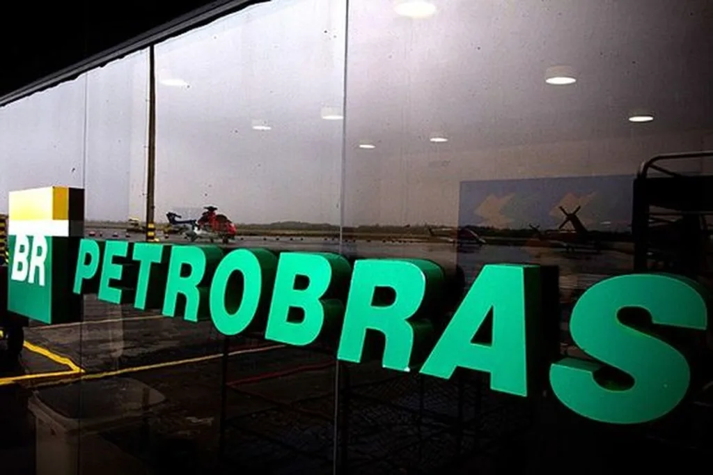 Petrobras (PETR4) corrige dividendos pela Selic e confirma pagamento aos acionistas.