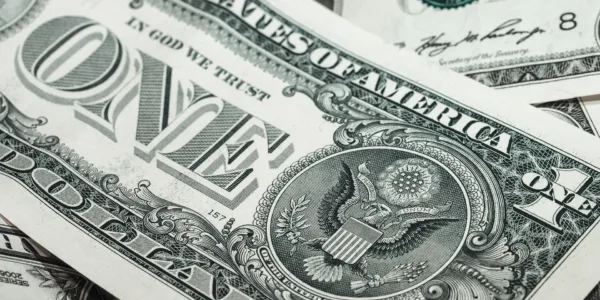 Dólar cai a R$ 4,95 e fecha no menor patamar em dois anos