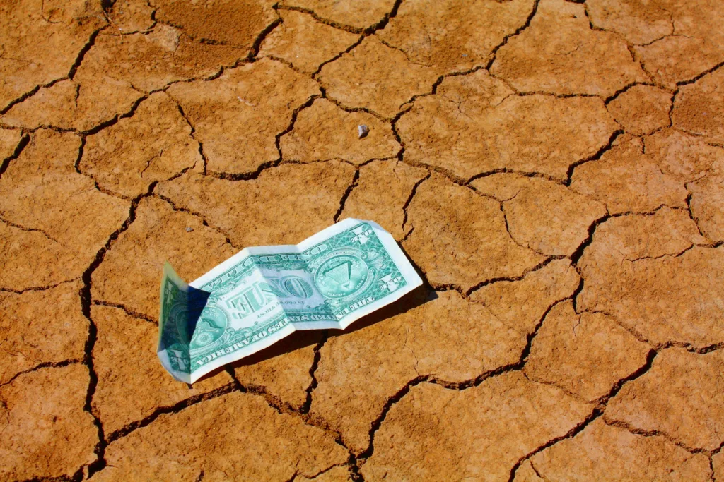 Moody’s vê risco crescente de recessão nos EUA com petróleo em alta.