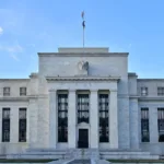 Fed não corta juros? JPMorgan muda o jogo e aposta em cenário mais duro para 2026