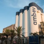 Ambev (ABEV3) dispara mais de 15% após resultados do 1T26; veja motivo