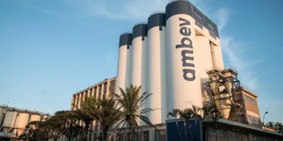 Ambev (ABEV3) dispara mais de 15% após resultados do 1T26; veja motivo