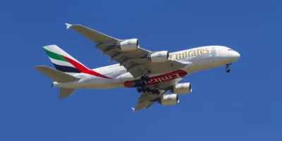 Emirates retoma 96% dos voos após impactos da crise no Oriente Médio