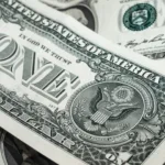 Dólar vai seguir caindo? Veja projeções e como investir neste cenário