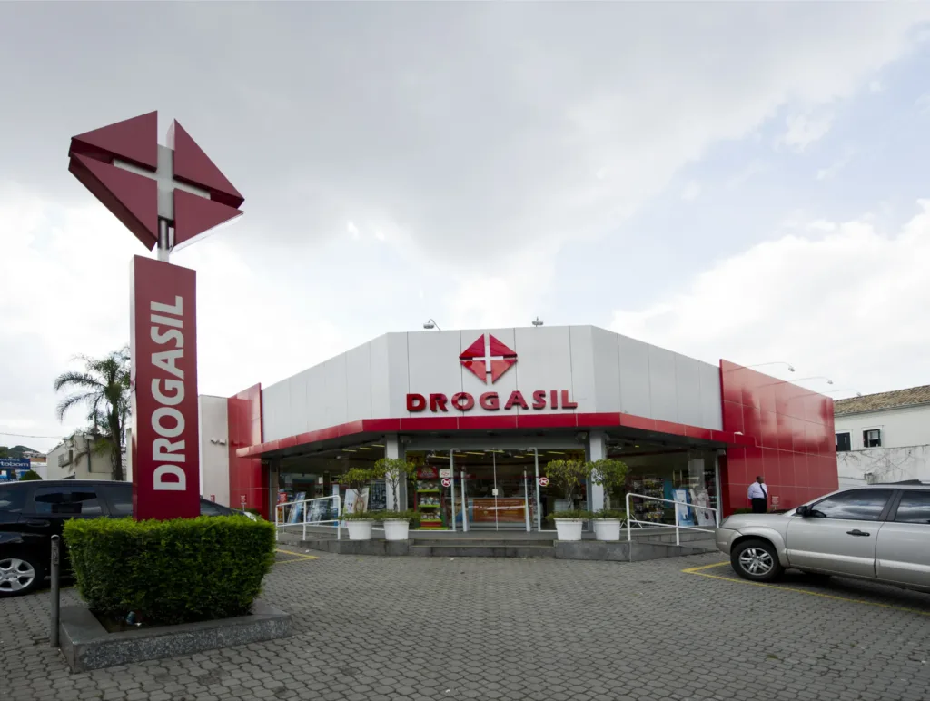 A Raia Drogasil (RADL3) **Legenda:** GPA (PCAR3) vende participação na Stix para a RD Saúde (RADL3) em meio à reestruturação financeira.