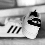Adidas recua 32% na bolsa, mas sinaliza recuperação com recorde em Londres e 1T26 positivo