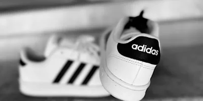 Adidas recua 32% na bolsa, mas sinaliza recuperação com recorde em Londres e 1T26 positivo