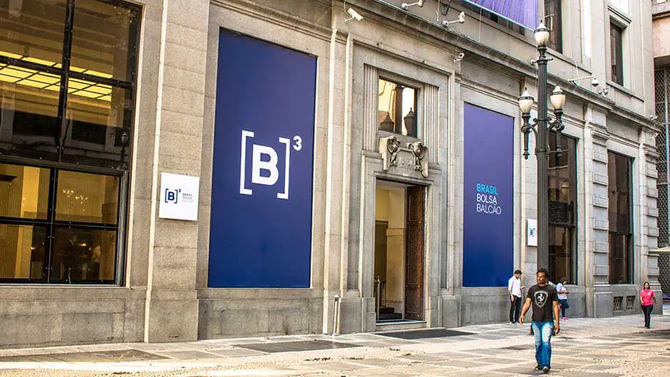 B3 realiza primeira CPR pública com rentabilidade atrelada ao dólar para investidores pessoa física.