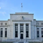 JPMorgan vê mercado exagerando no Fed: alta de juros só em 2027?
