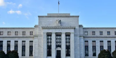 JPMorgan vê mercado exagerando no Fed: alta de juros só em 2027?