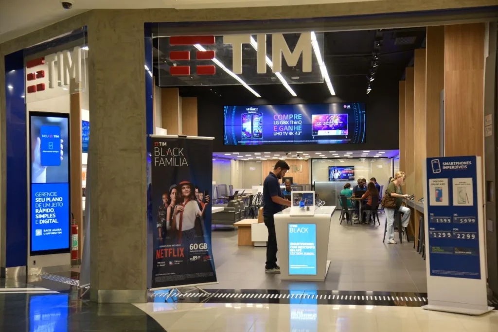 TIM lança app no ChatGPT e ação lidera altas.