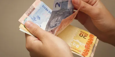 Dinheiro vai virar assunto obrigatório nas escolas; veja o que muda