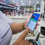 Magazine Luiza (MGLU3) dispara com “WhatsApp da Lu”, mas queda no ano ainda pesa