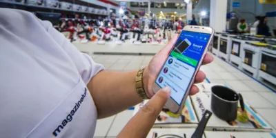 Magazine Luiza (MGLU3) dispara com “WhatsApp da Lu”, mas queda no ano ainda pesa