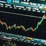 Copel (CPLE3) recua após elevar meta de alavancagem; entenda