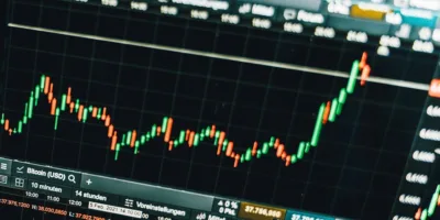 Copel (CPLE3) recua após elevar meta de alavancagem; entenda