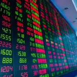 Ibovespa supera 180 mil pontos, mas fecha em leve queda com Itaú (ITUB4) e Petrobras (PETR4)