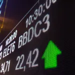 Ibovespa dispara 1,55% e volta aos 174 mil pontos com Vale (VALE3) e bancos