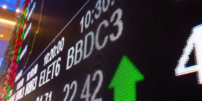 Ibovespa dispara 1,55% e volta aos 174 mil pontos com Vale (VALE3) e bancos
