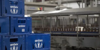 Ambev (ABEV3) brinda estreia no top 10 das ações mais negociadas