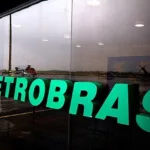 Petrobras (PETR4) antecipa dívida de US$ 1 bilhão; o que muda para investidores?