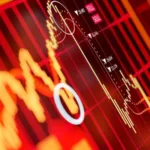 Ibovespa cai 1,23% após Copom e tensão no exterior; Petrobras (PETR4) limita perdas