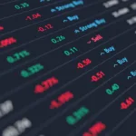 Ibovespa fecha estável com Petrobras (PETR4), mas aversão ao risco limita alta