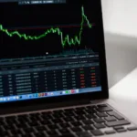 Ibovespa dispara 1% e engata 9ª alta seguida com Petrobras (PETR4)