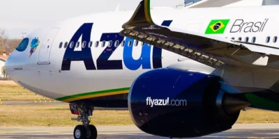 Azul (AZUL3) vê prejuízo dobrar no 2T26; combustível e menor capacidade pesam