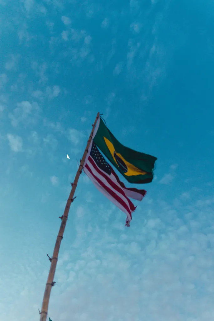 Brasil e Estados Unidos retomam negociações para reduzir tarifas sobre produtos brasileiros.