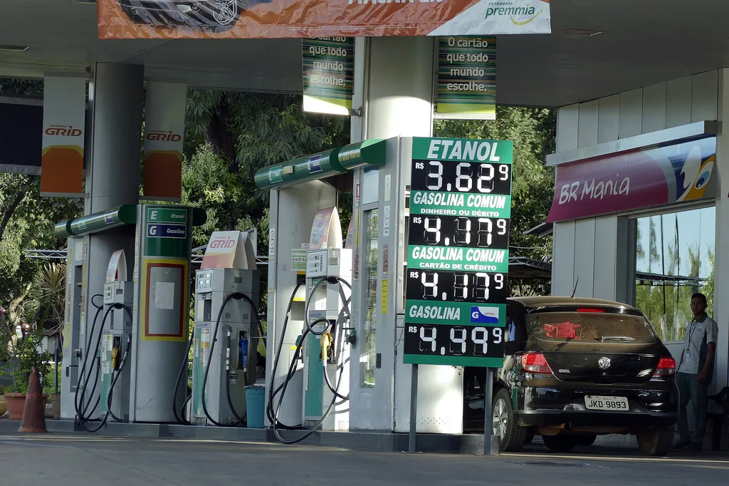 Preço da gasolina da Petrobras cai R$ 0,19 por litro para as distribuidoras.
