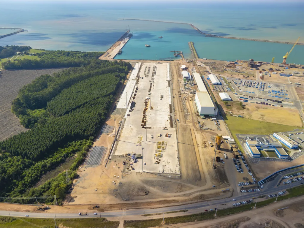 Suzano (SUZB3) adquire participação de 10% em complexo portuário em construção no Espírito Santo.