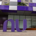 Nubank (NU) chega aos EUA com conta em dólar, cashback e criptomoedas