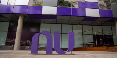 Nubank (NU) chega aos EUA com conta em dólar, cashback e criptomoedas